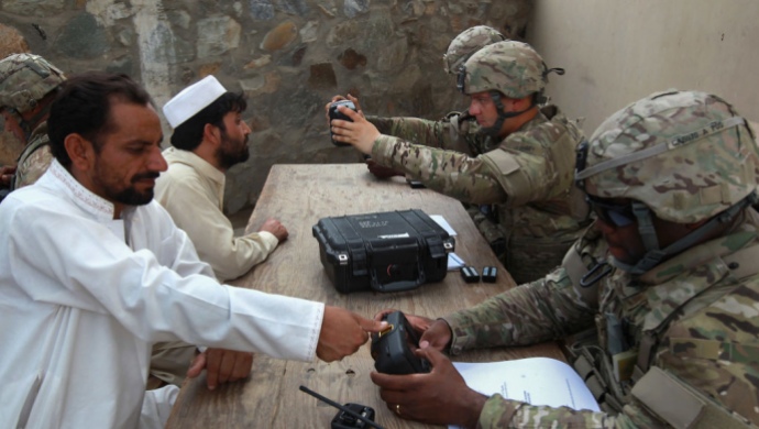 Amerikanske soldater indsamler biometrisk data fra mænd, der krydser over grænsen fra Pakistan. Al data er nu i hænderne på Taliban. Foto: John Moore/Getty Images