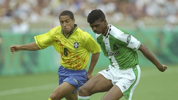 Brasiliens Roberto Carlos udfordrer Nwakwo Kanu, der senere scorede det afgørende mål til 4-3 i forlænget spilletid i OL-semifinalen i 1996. Foto: David Cannon/Getty Images 